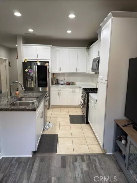 Valencia, CA 91354,28660 Jardineras DR