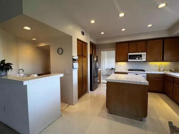 Vista, CA 92081,2190 Opal RDG