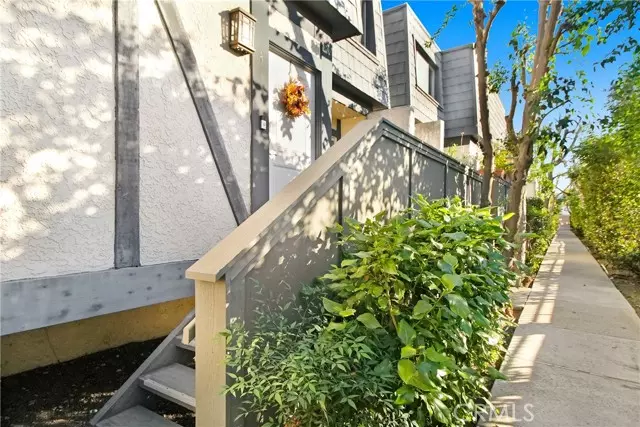 Tarzana, CA 91356,18550 HATTERAS 4