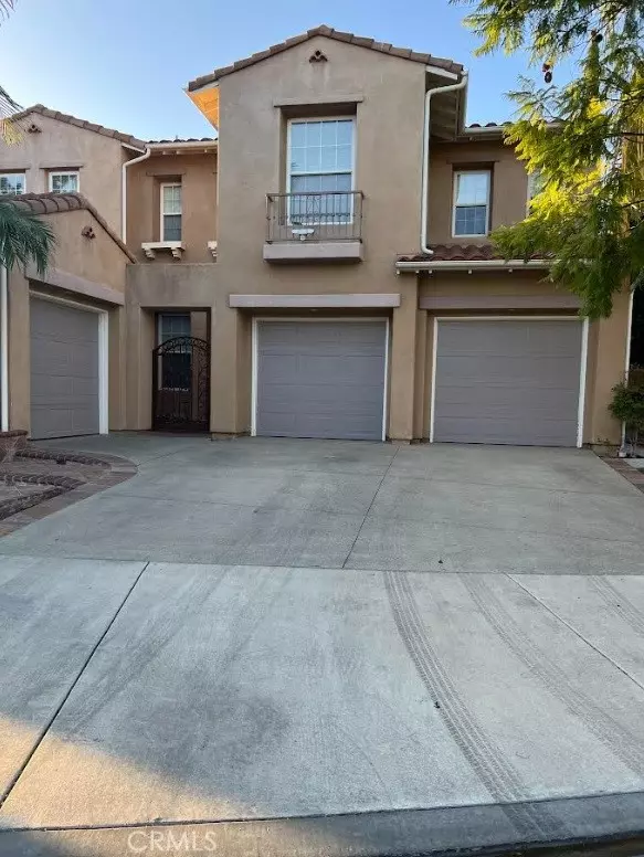 Irvine, CA 92618,3 Hollinwood