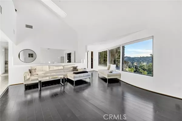 Woodland Hills, CA 91364,4939 Medina DR