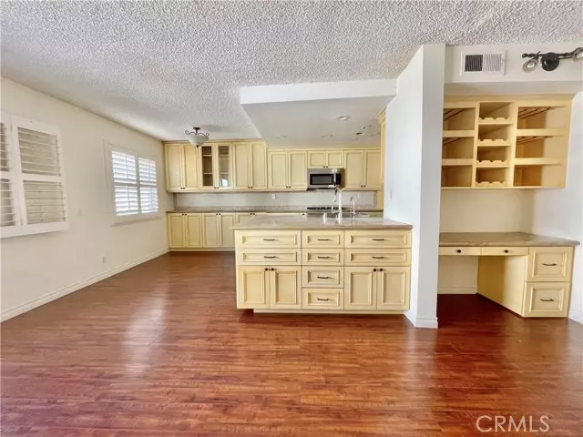 Woodland Hills, CA 91367,22287 Erwin ST 1/2