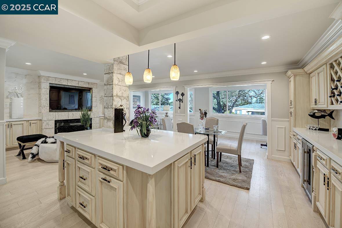 1400 Ptarmigan Dr 4, Walnut Creek, CA 94595