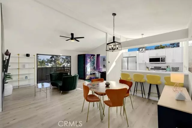 18433 Hatteras Street 208, Tarzana, CA 91356