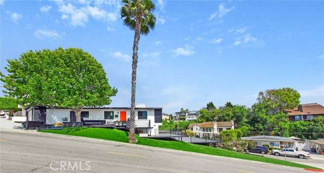 300 Holmwood DR, Newport Beach, CA 92663