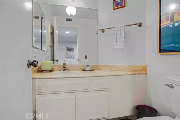 Sherman Oaks, CA 91423,4958 Woodman AVE 107