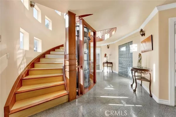 Glendale, CA 91206,2537 Saint Andrews DR