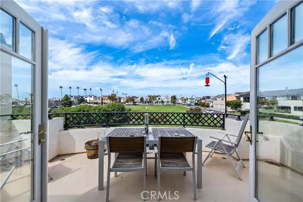 Corona Del Mar, CA 92625,414 .5 Carnation AVE Upper