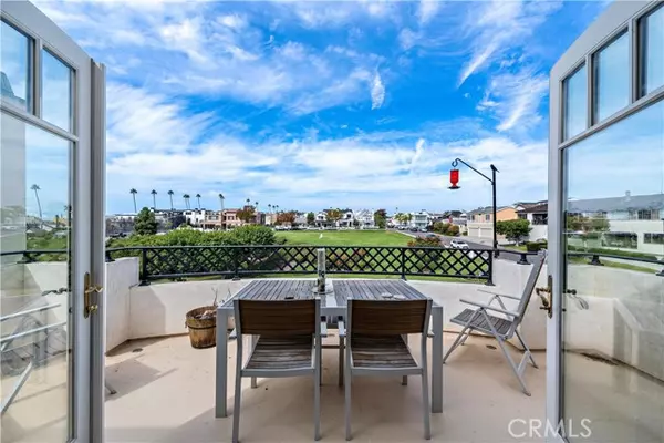 Corona Del Mar, CA 92625,414 .5 Carnation AVE Upper