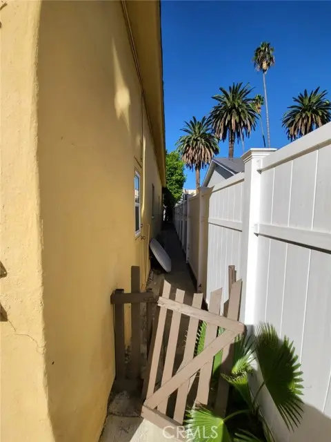 Los Angeles, CA 90019,1240 S Muirfield RD