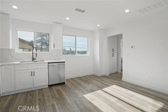 Van Nuys, CA 91401,13906 1/2 Hamlin ST