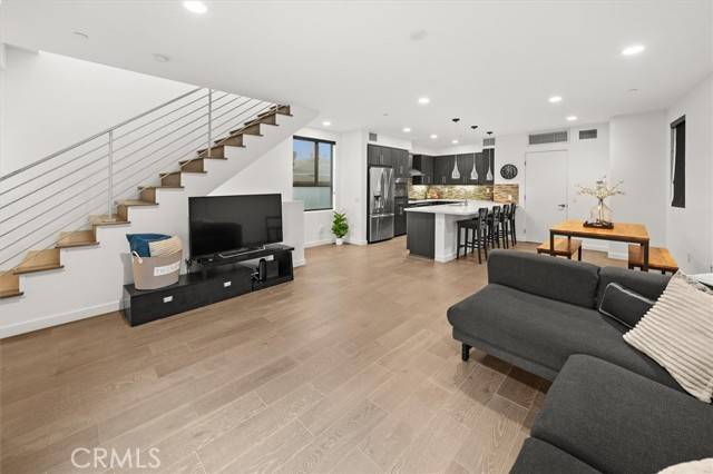 Los Angeles, CA 90068,1923 N Gower ST