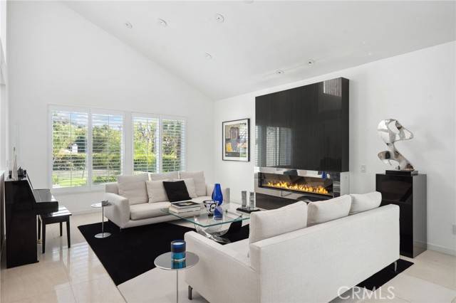 Los Angeles, CA 90077,2975 Tiffany CIR