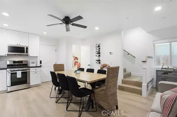 Newport Beach, CA 92663,215 32nd ST