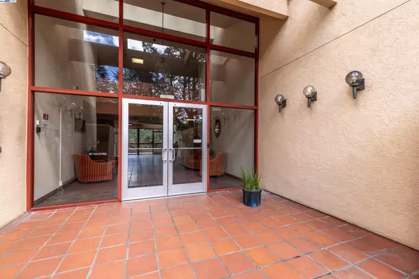 Hayward, CA 94542,25912 Hayward Blvd 205