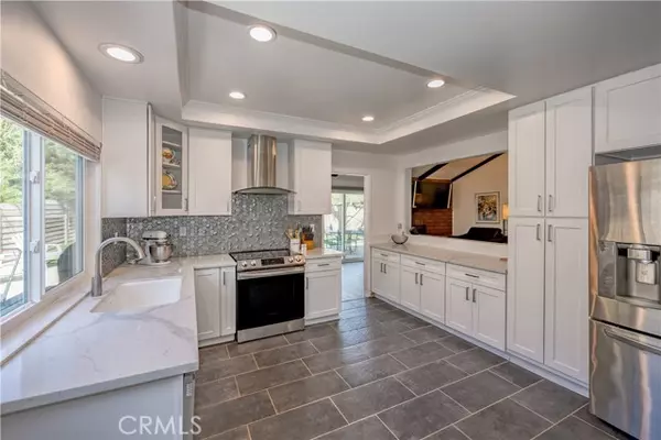 Valencia, CA 91355,23863 Via Jacara
