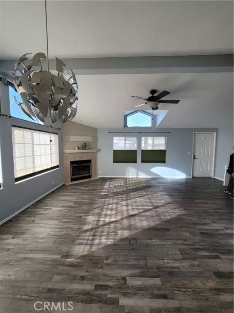 South Gate, CA 90280,10001 W Frontage RD 117