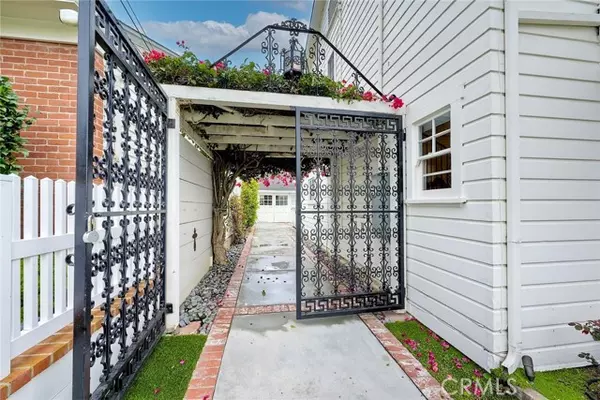 La Jolla, CA 92037,637 Arenas St.