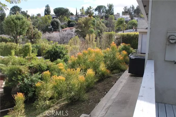 Woodland Hills, CA 91364,22423 Macfarlane DR