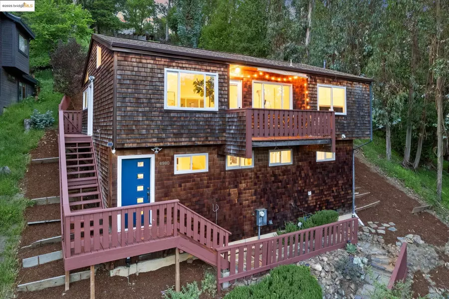 6980 Pinehaven Rd, Oakland, CA 94611