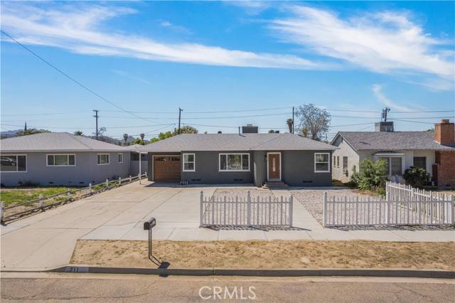 211 W Elmwood AVE, Hemet, CA 92543