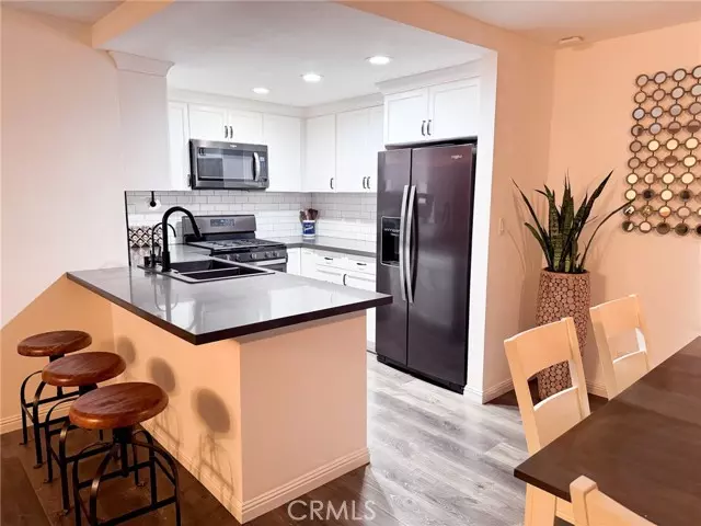 Van Nuys, CA 91406,15511 Sherman WAY 25