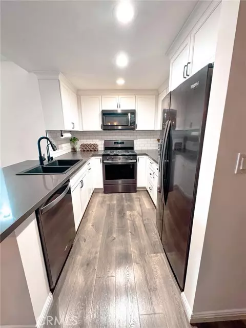 Van Nuys, CA 91406,15511 Sherman WAY 25