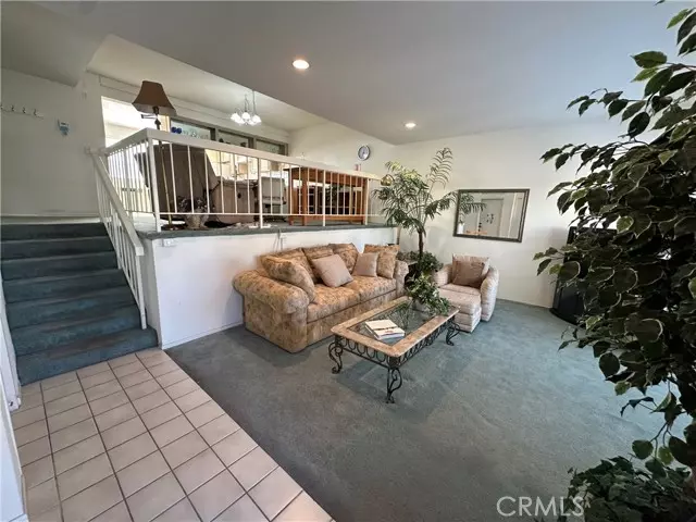 18405 #C Collins ST C, Tarzana, CA 91356