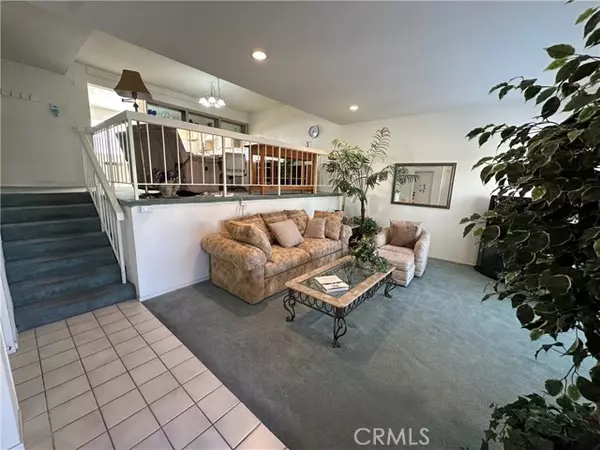 18405 #C Collins ST C, Tarzana, CA 91356