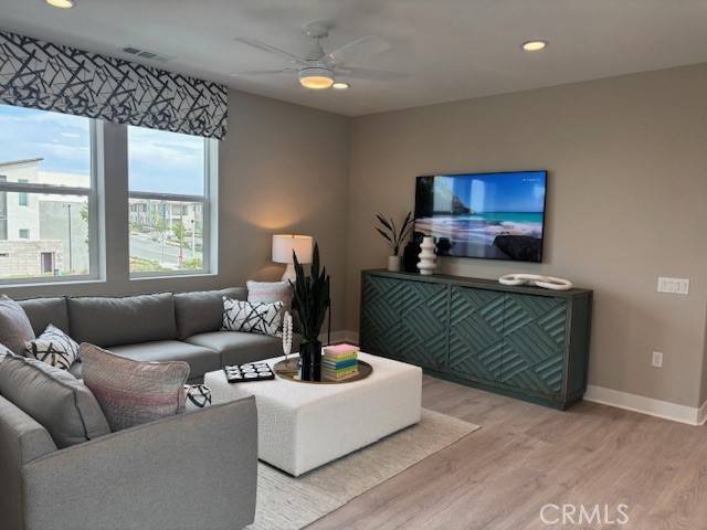 Valencia, CA 91381,27434 Creekwood LN
