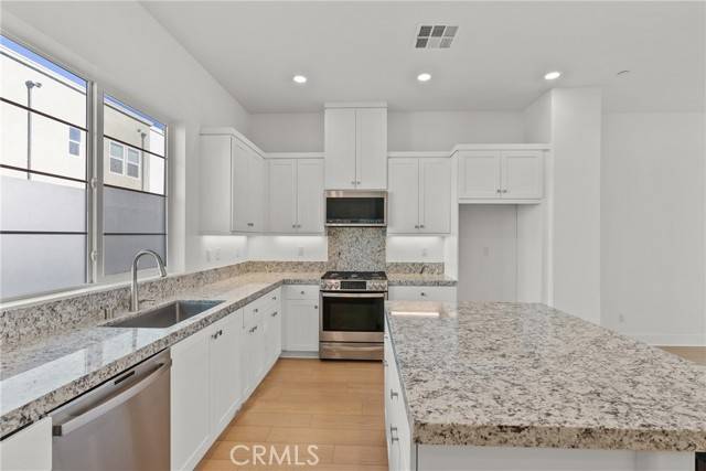 Valencia, CA 91381,27068 Deer WAY