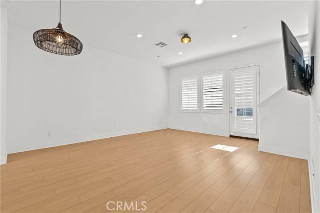 Valencia, CA 91381,27068 Deer WAY