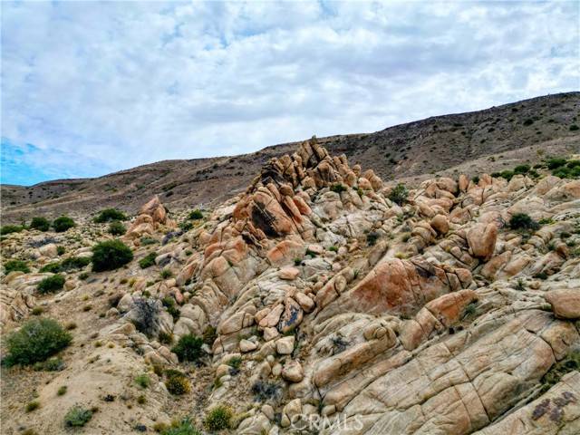 5051 Chapparosa RD,  Pioneertown,  CA 92268
