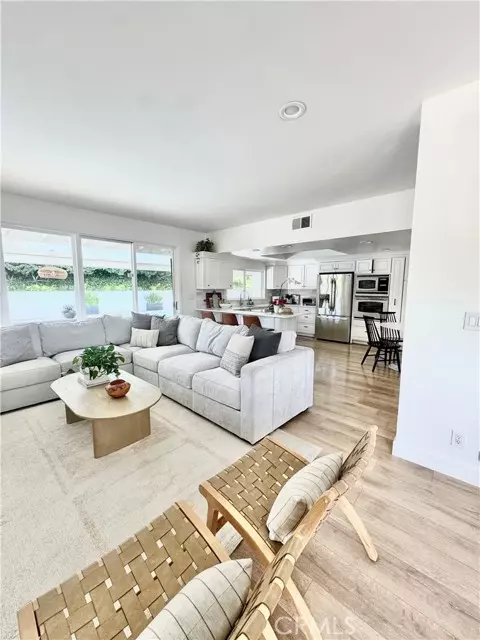 Woodland Hills, CA 91364,21700 Mulholland DR