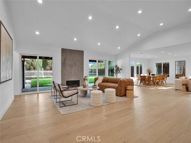 Woodland Hills, CA 91367,24100 Philiprimm ST