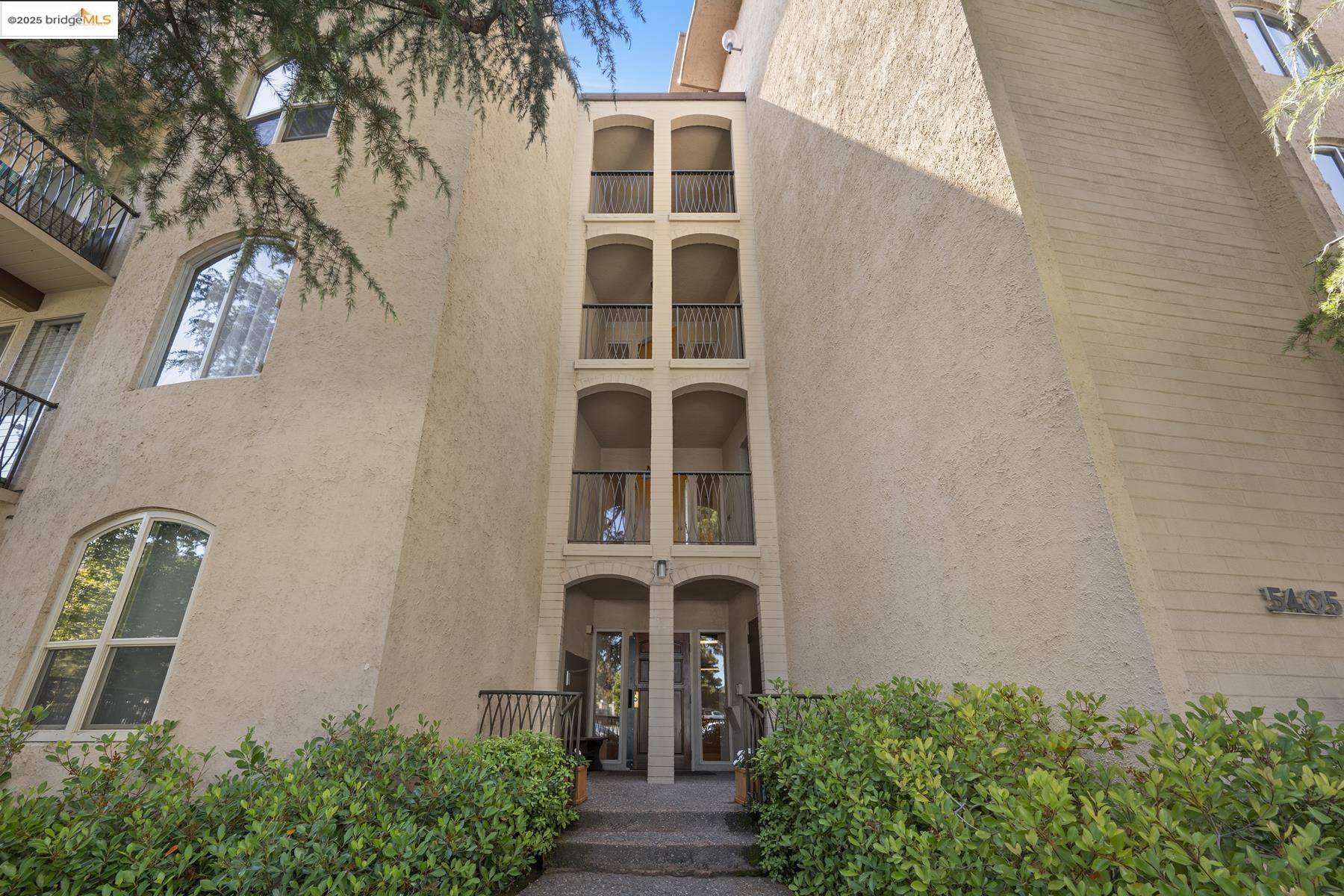 Oakland, CA 94618,5405 Carlton St 203