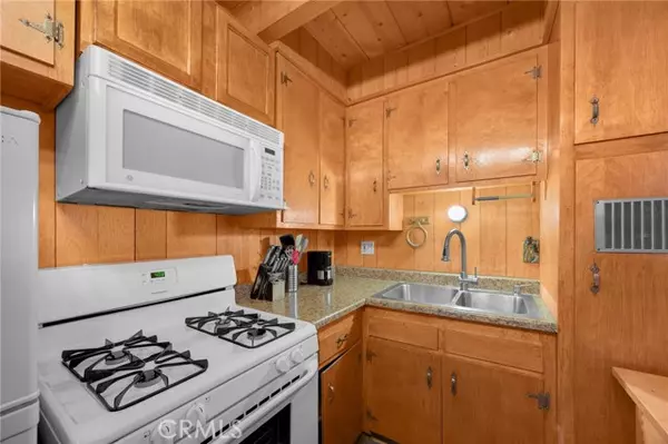 Sugarloaf, CA 92386,747 Holmes LN