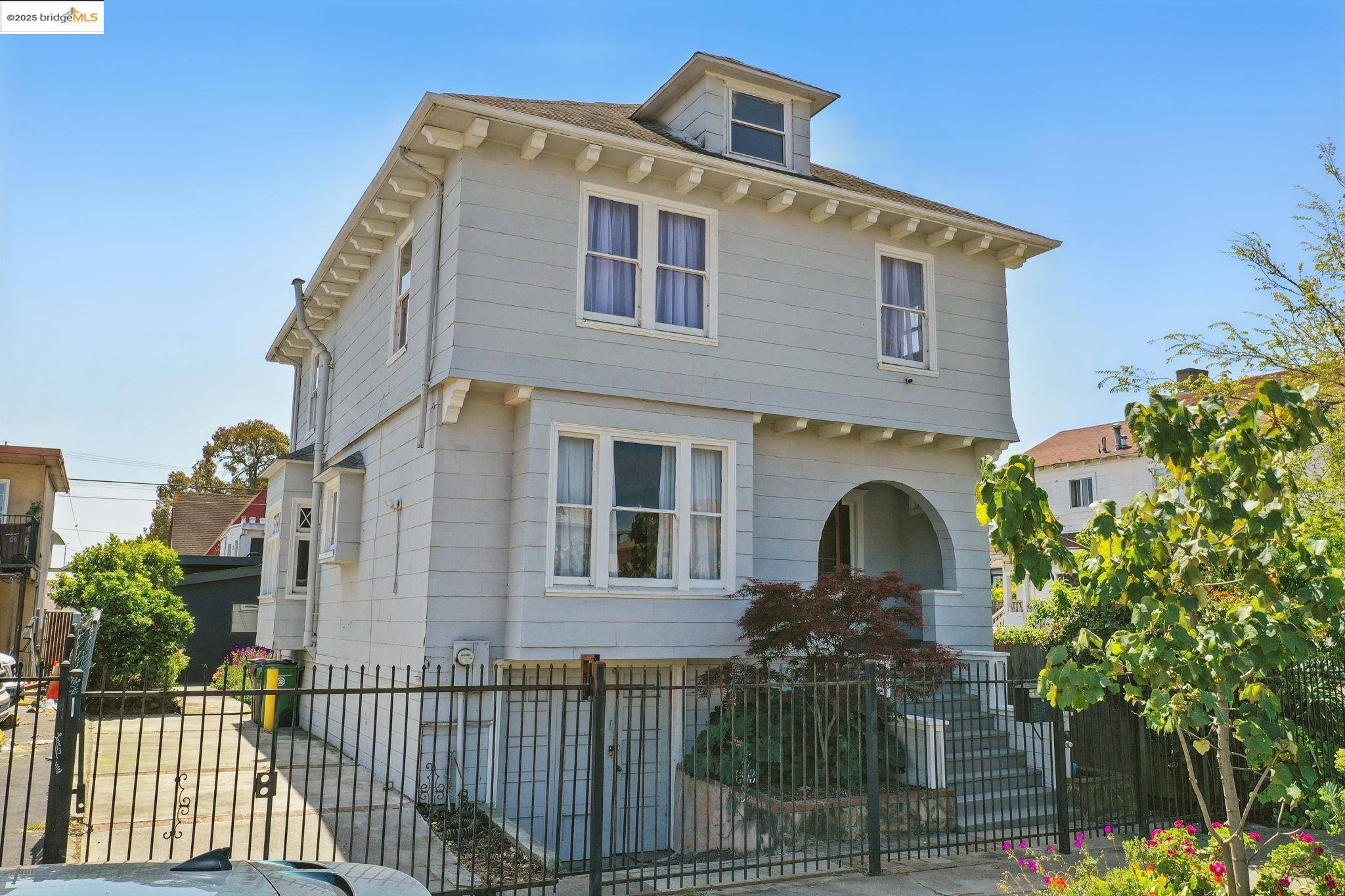 Oakland, CA 94608,835 W Macarthur