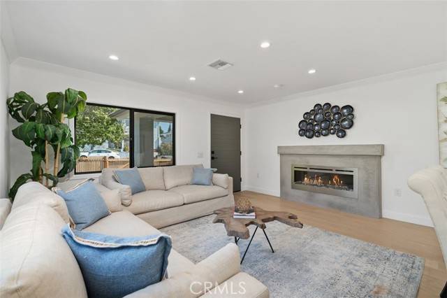 Los Angeles, CA 90027,4366 Camero AVE