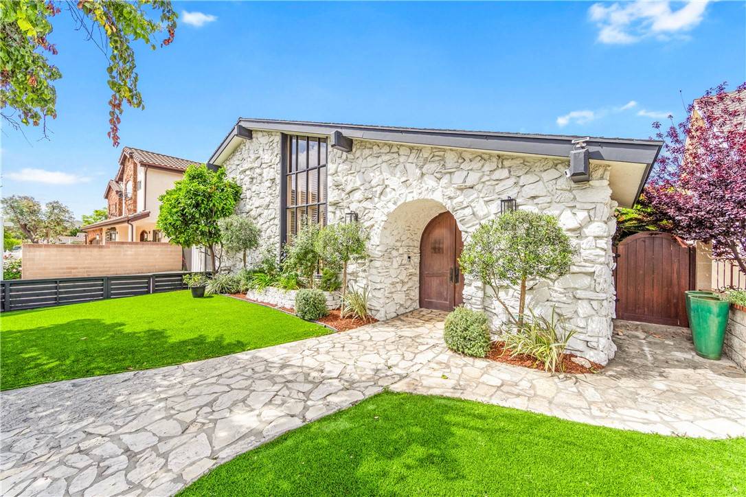 CA 90720,12691 Silver Fox RD