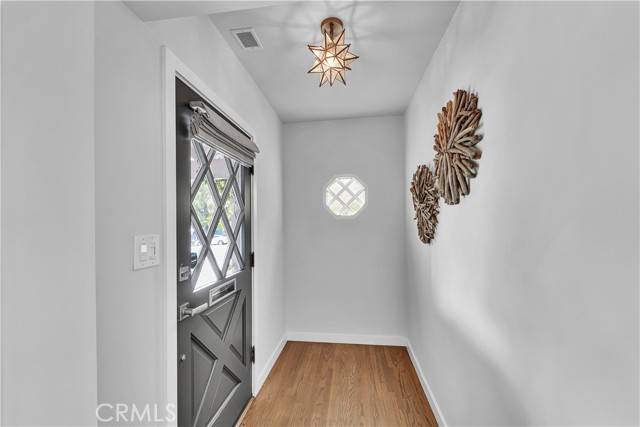 Woodland Hills, CA 91364,21820 Dumetz RD