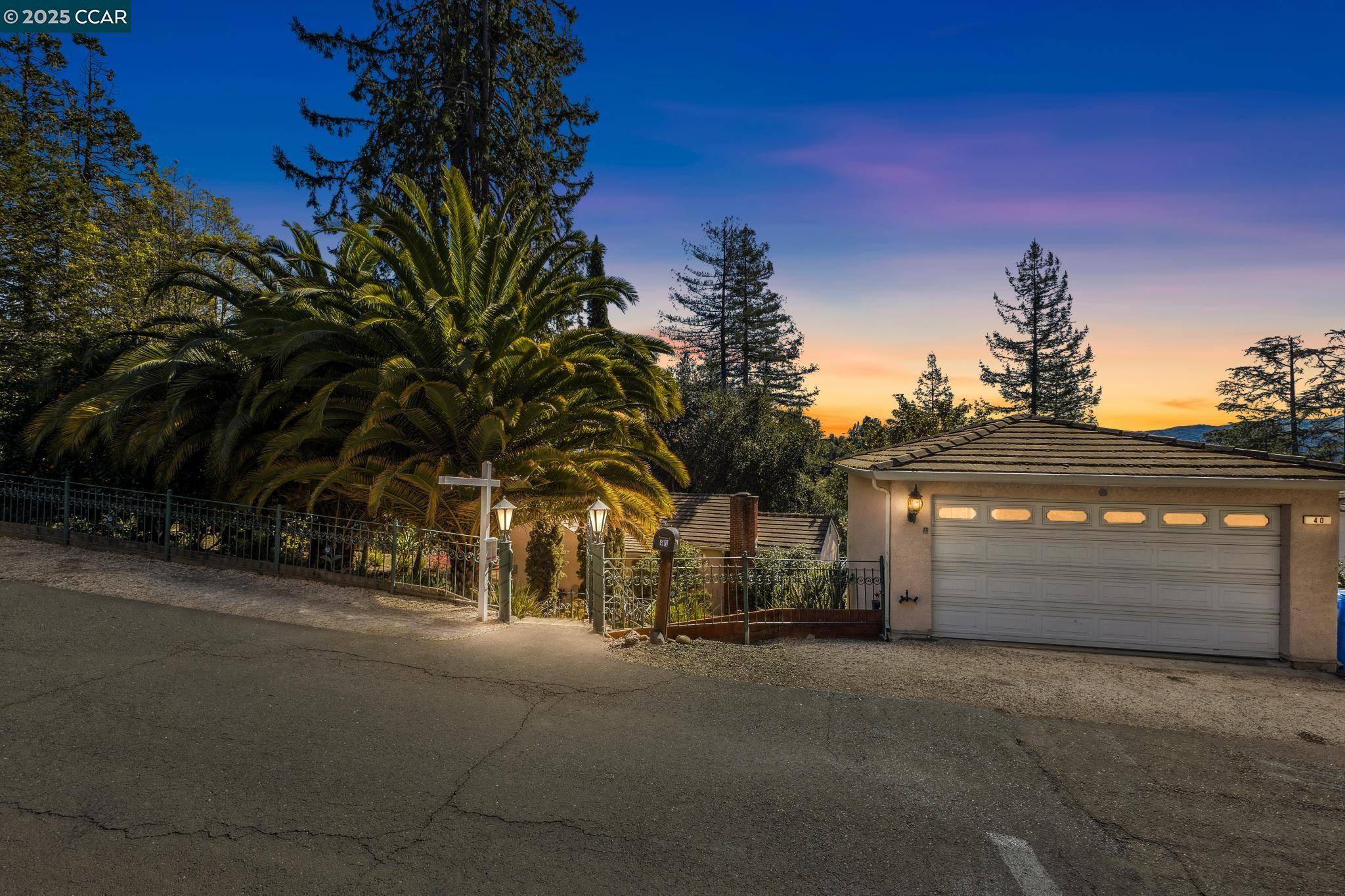 40 Las Palomas, Orinda, CA 94563-1527