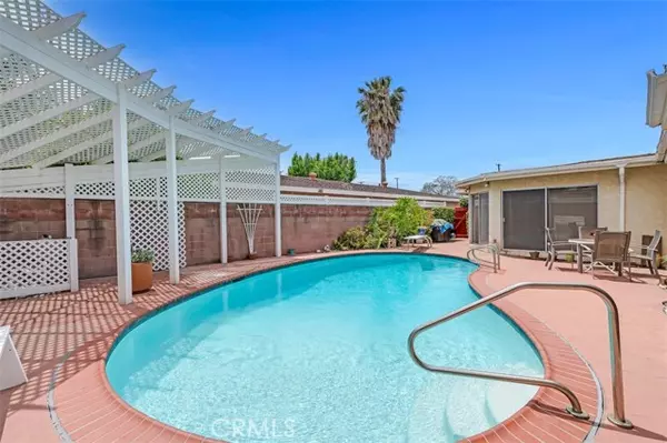 Downey, CA 90241,10440 Manzanar AVE