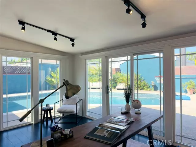 8110 Lesner AVE, Lake Balboa, CA 91406