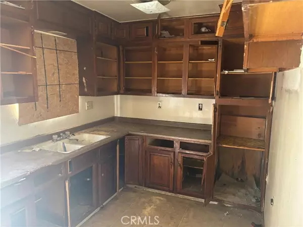 Long Beach, CA 90805,482 E Smith ST