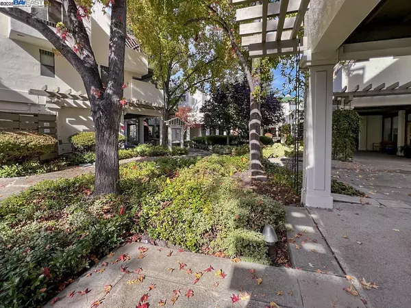 Pleasant Hill, CA 94523,91 Gregory Ln #8