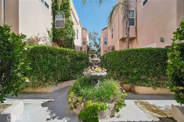 Toluca Lake, CA 91602,10659 Bloomfield ST