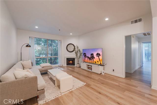 585 N Rossmore AVE 209, Los Angeles, CA 90004