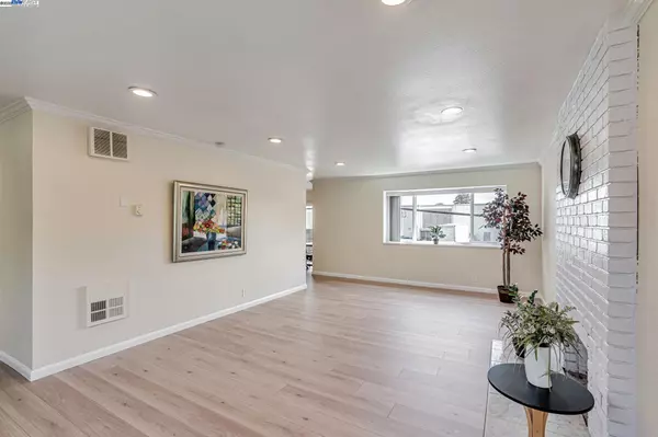 San Leandro, CA 94577,14015 Doolittle DR