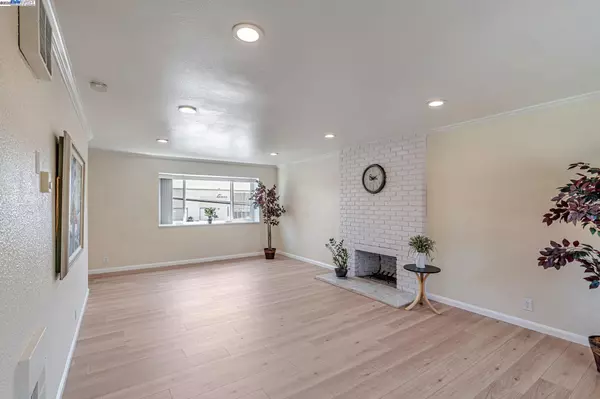 San Leandro, CA 94577,14015 Doolittle DR
